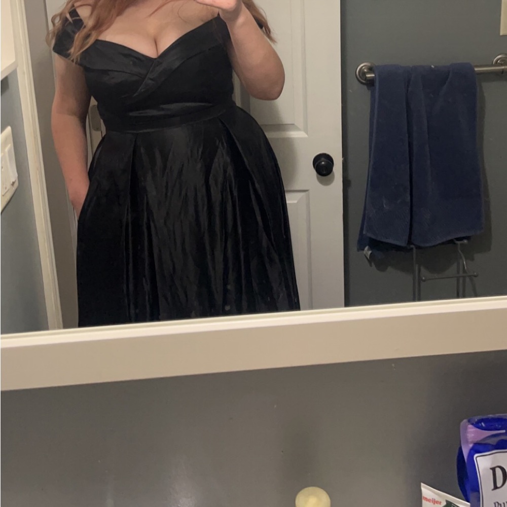 Elegant floor length black gown with pockets!